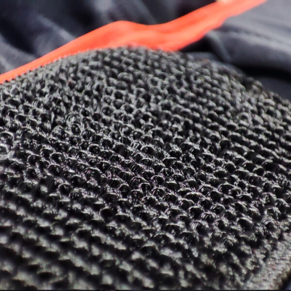 Детальный снимок премиум липучки Velcro на защите шеи IceArmor с 15000 циклами закрытия-открытия